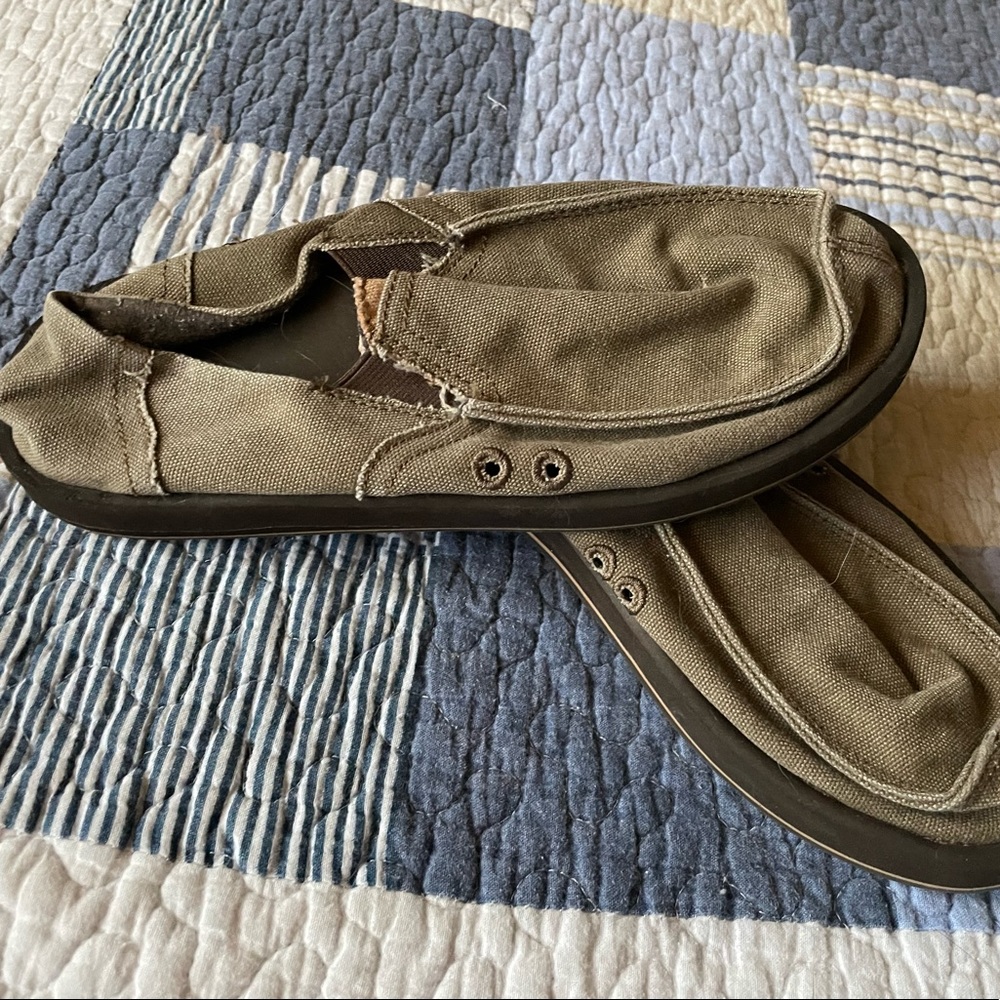 Size 8 Sanuk shoes for woman